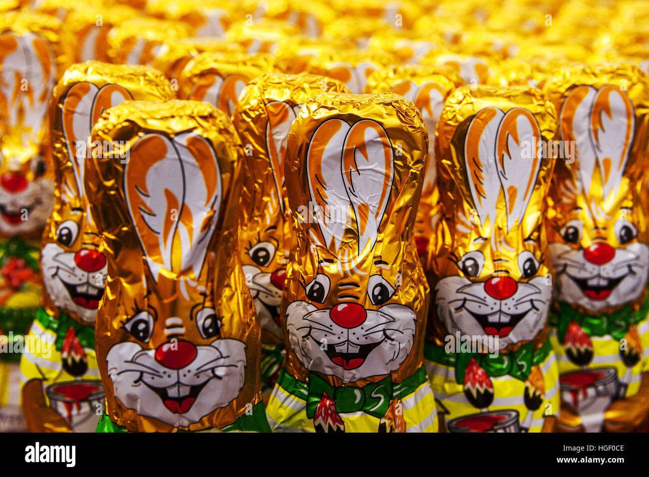 Schokoladenfiguren Osterhasen Reihen sich auf Supermarktregal, Tschechische Republik Stockfoto