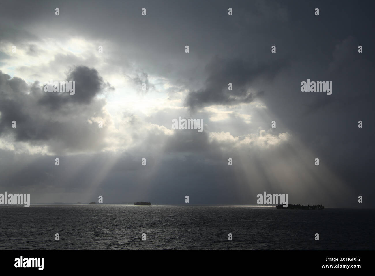 Die Sonne scheint durch die Wolken auf den San Blas Inseln, Panama, Caribbean. Stockfoto