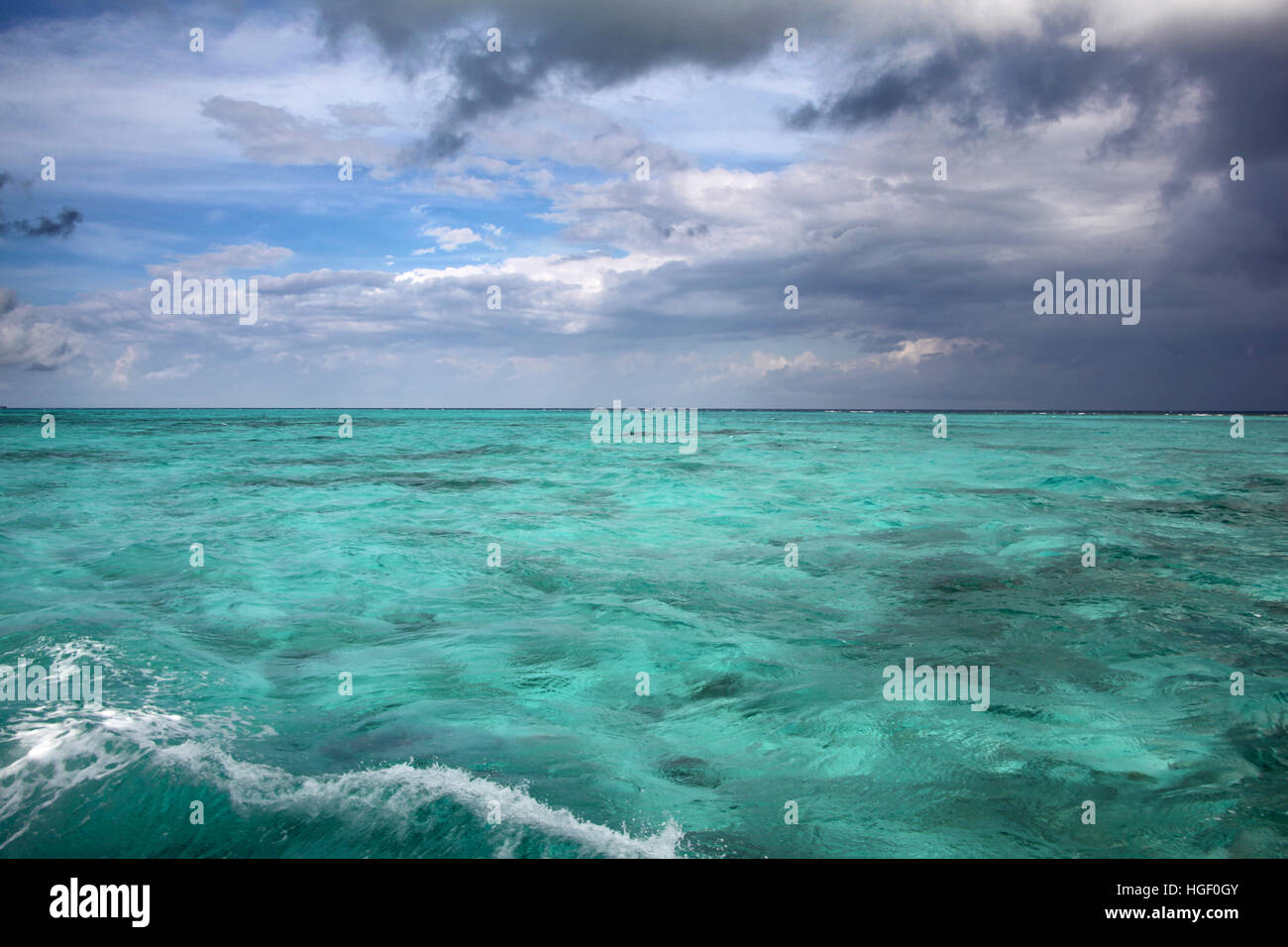 Tropischen Gewitterhimmel über türkisfarbenes Wasser, Karibische Meer aus Grand Cayman. Stockfoto