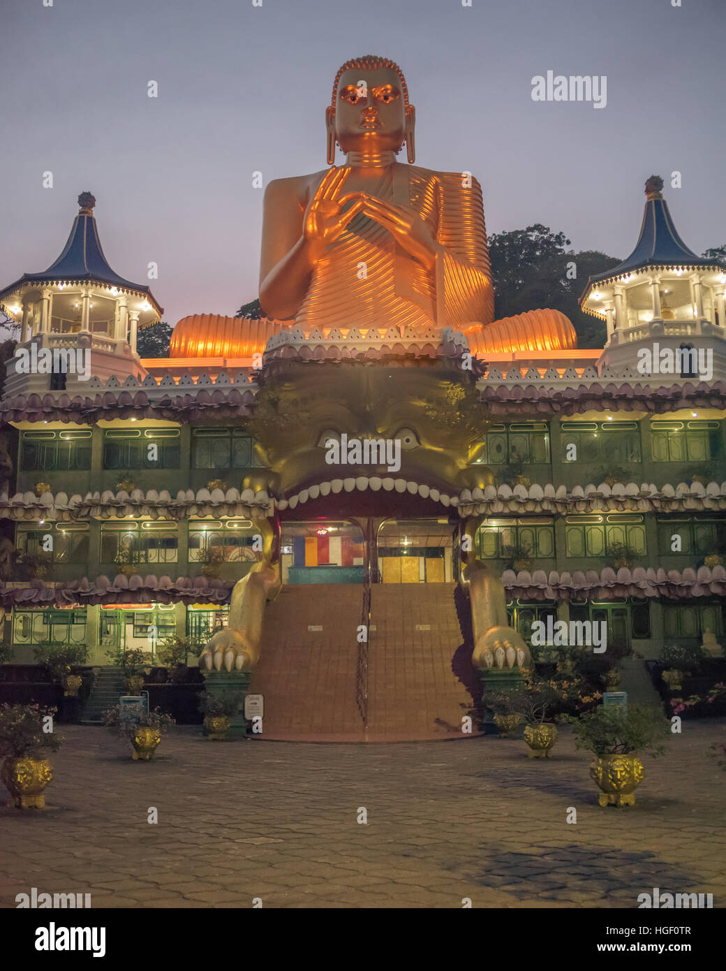 Sri Lanka: Dambulla Höhle Tempel bei Nacht Stockfoto