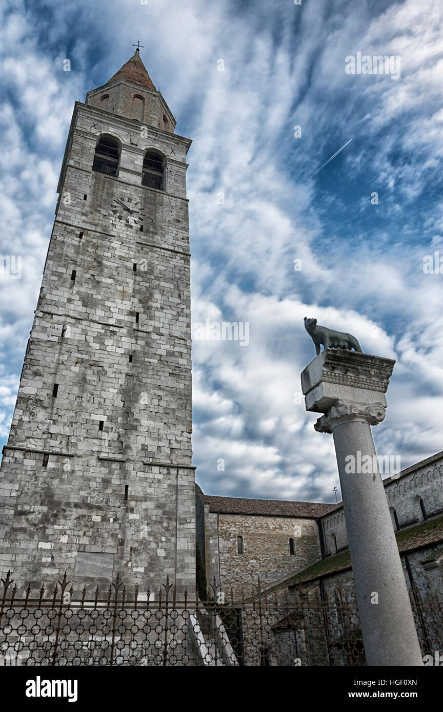 Spalte mit Kapitolinischen Wolf Statue, Legende von Rom und ein Kirchturm hinter Stockfoto