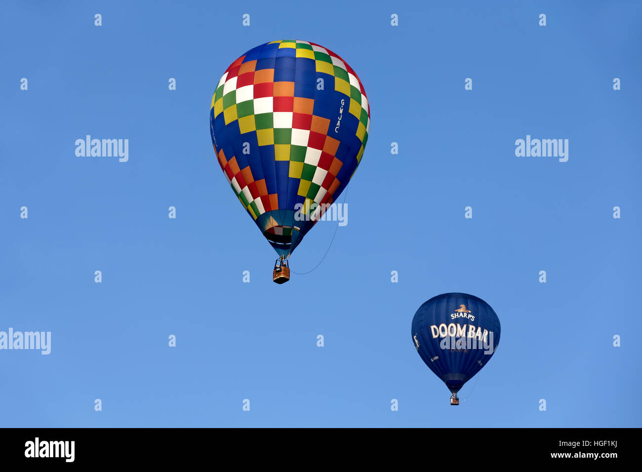 Heißluftballons fliegen in Wiltshire, Vereinigtes Königreich. Stockfoto