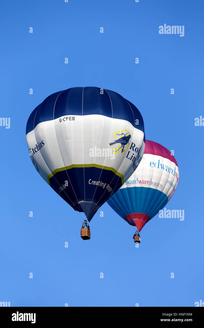 Heißluftballons fliegen in Wiltshire, Vereinigtes Königreich. Stockfoto