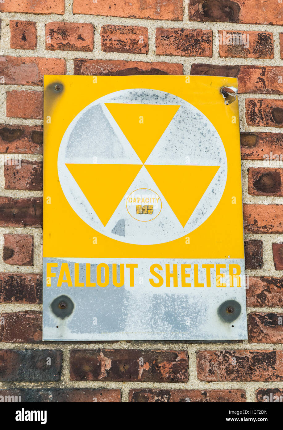 Gelbe radioaktiven radioaktiven Niederschlag Tierheim Zeichen auf eine Mauer, USA Stockfoto
