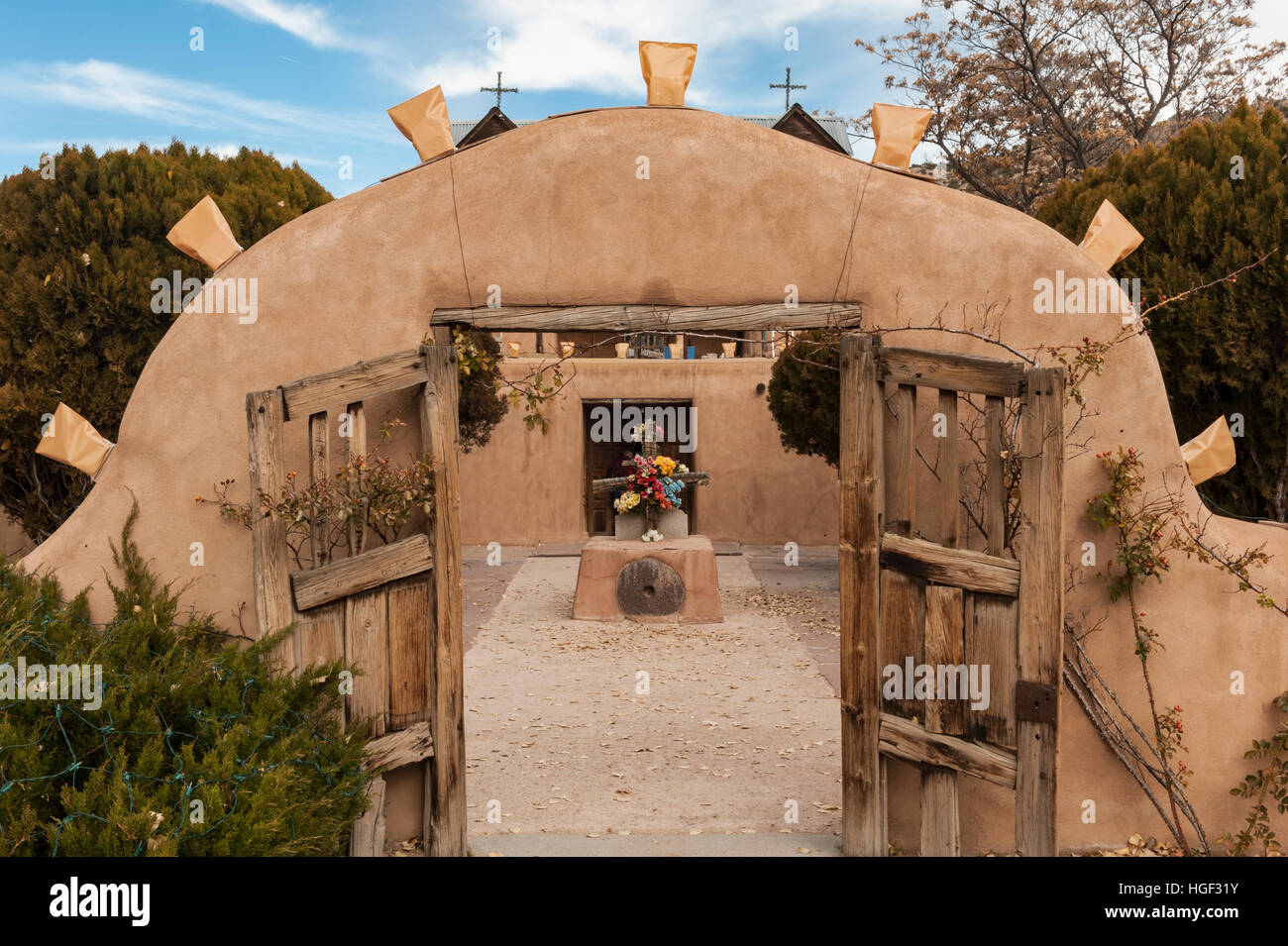 Eingangstor der Kirche Santuario de Chimayo in New Mexiko, NM, USA. Stockfoto