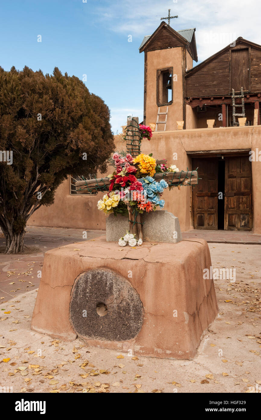 Dekoriertes Kreuz, Kruzifix vor dem Eingang der Kirche Santuario de Chimayo in New Mexico, NM, USA. Stockfoto