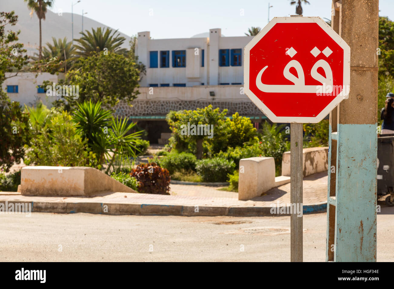 Verkehrszeichen auf der Straße in Sidi Ifni. Südwestlichen Marokko. Stockfoto