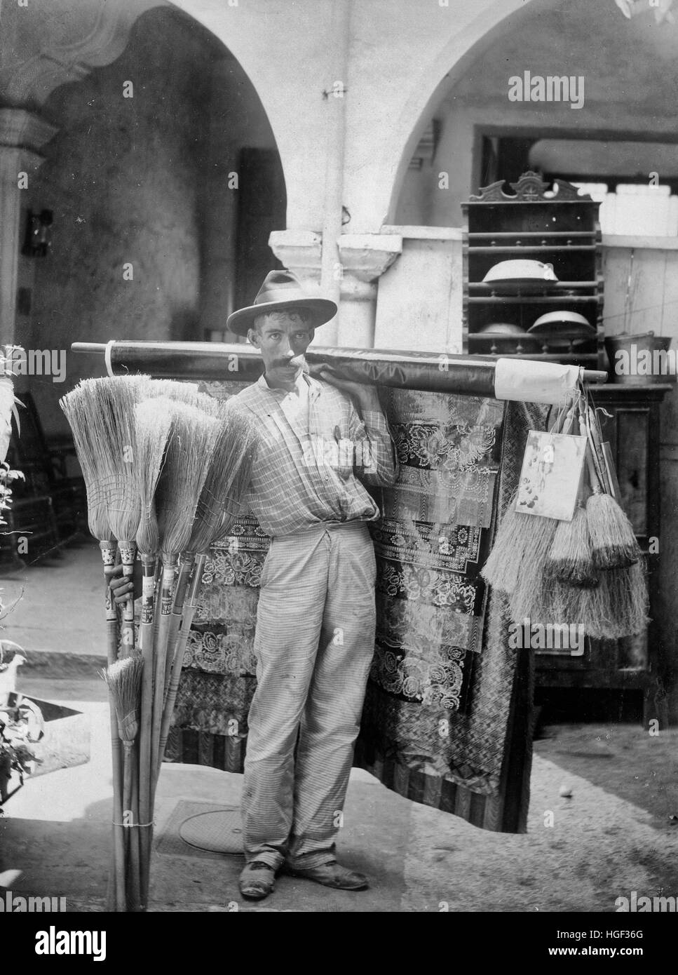 Besen und Teppich Hausierer, Kuba, ca. 1920 Stockfoto