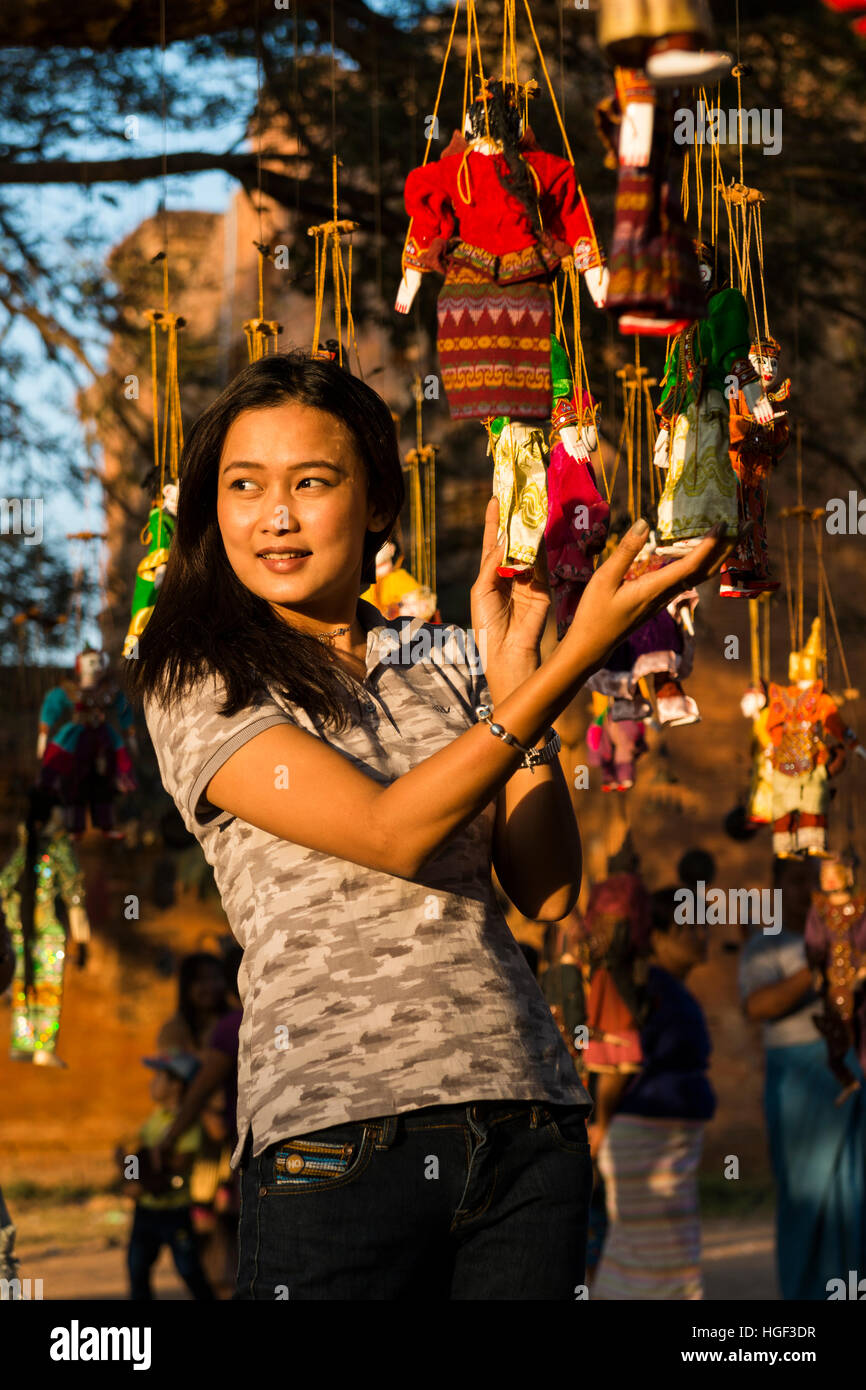 Junge Frau posiert mit traditionellen Puppen Dhammayangyi Tempel, Bagan, Myanmar. Stockfoto