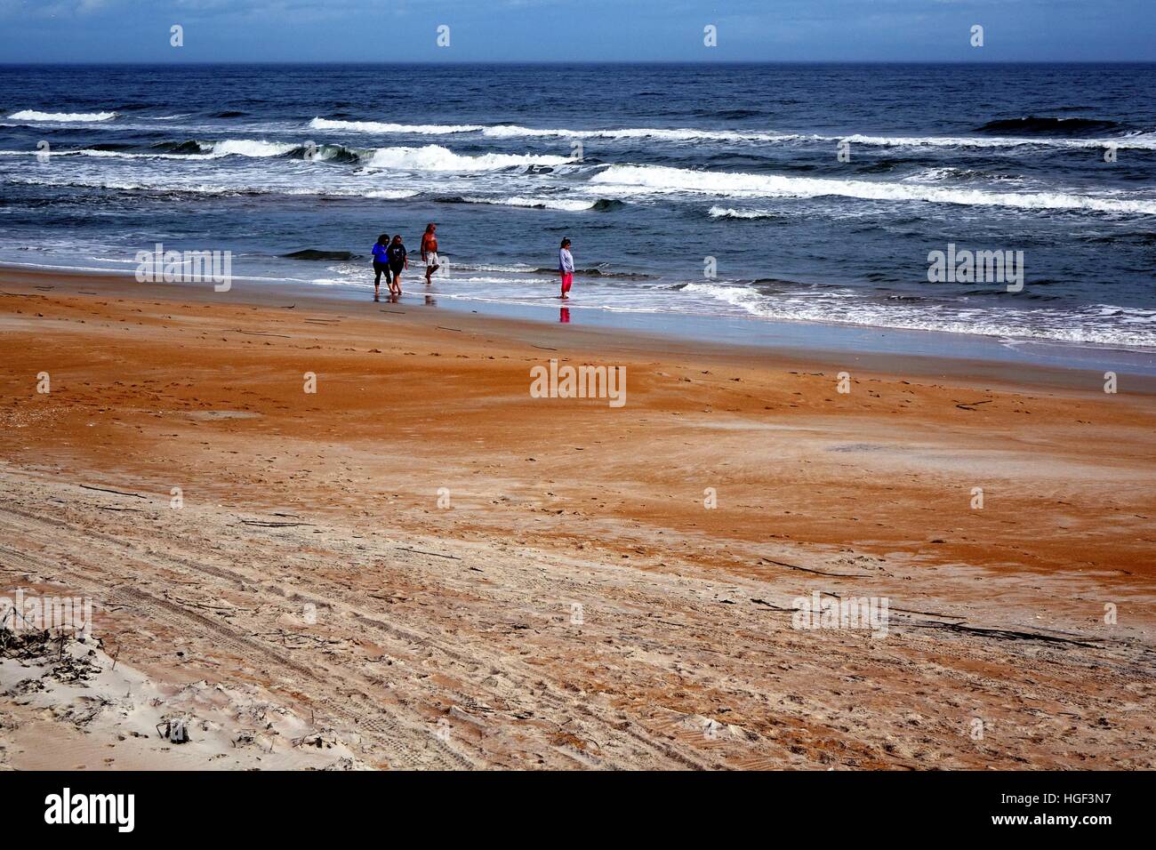 Menschen zu Fuß auf Ormond Beach, Florida Stockfoto