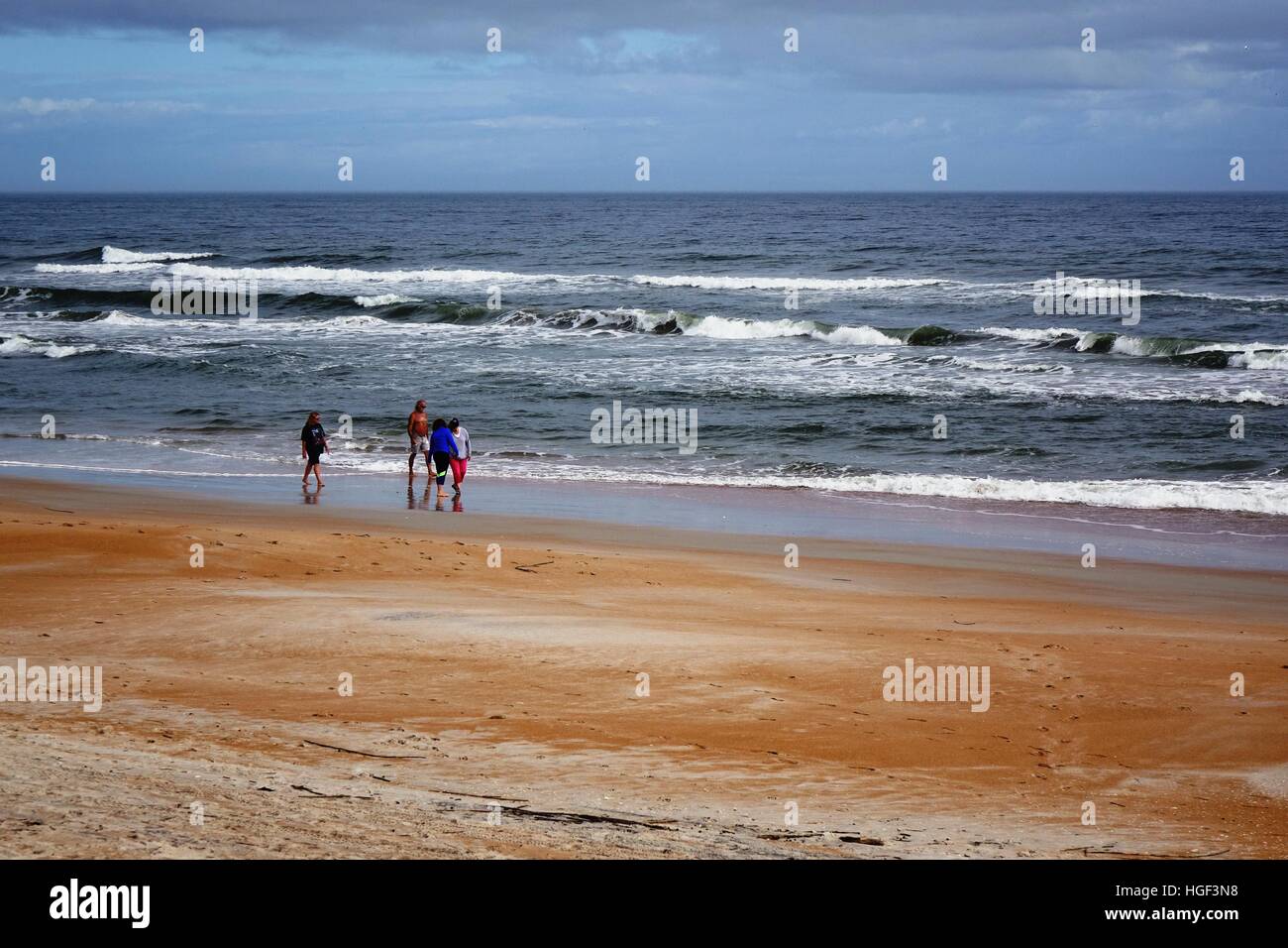 Menschen zu Fuß auf Ormond Beach, Florida Stockfoto