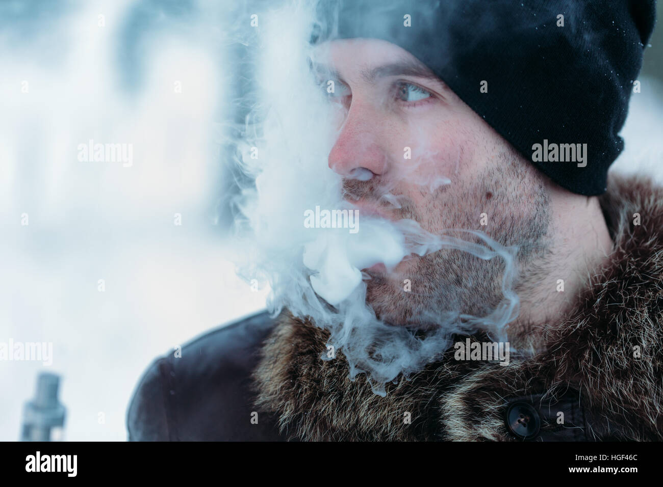 Mann raucht eine elektronische Zigarette Stockfoto