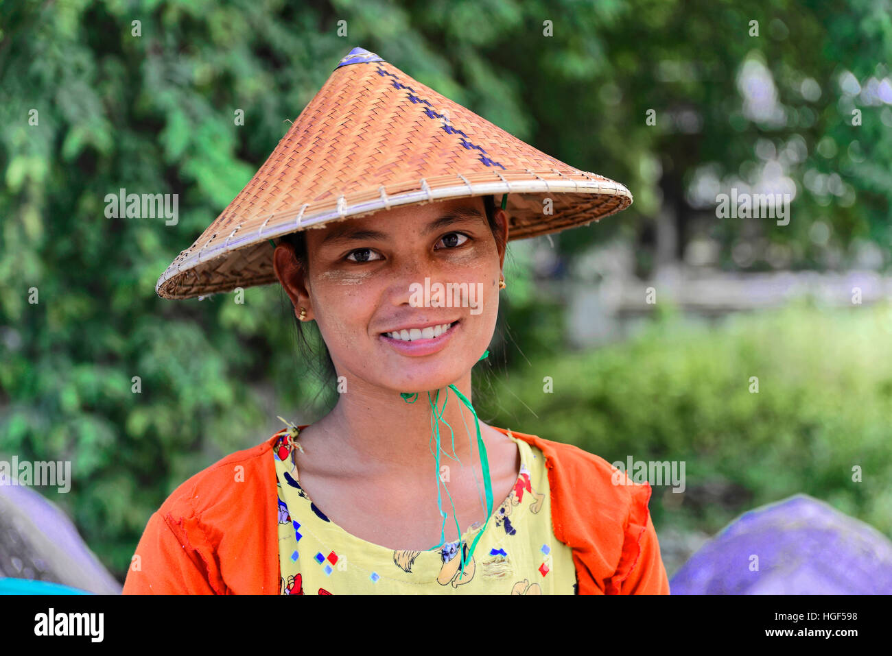 Einheimische Frau mit typischen Kopfbedeckungen, Mandalay, Myanmar Stockfoto