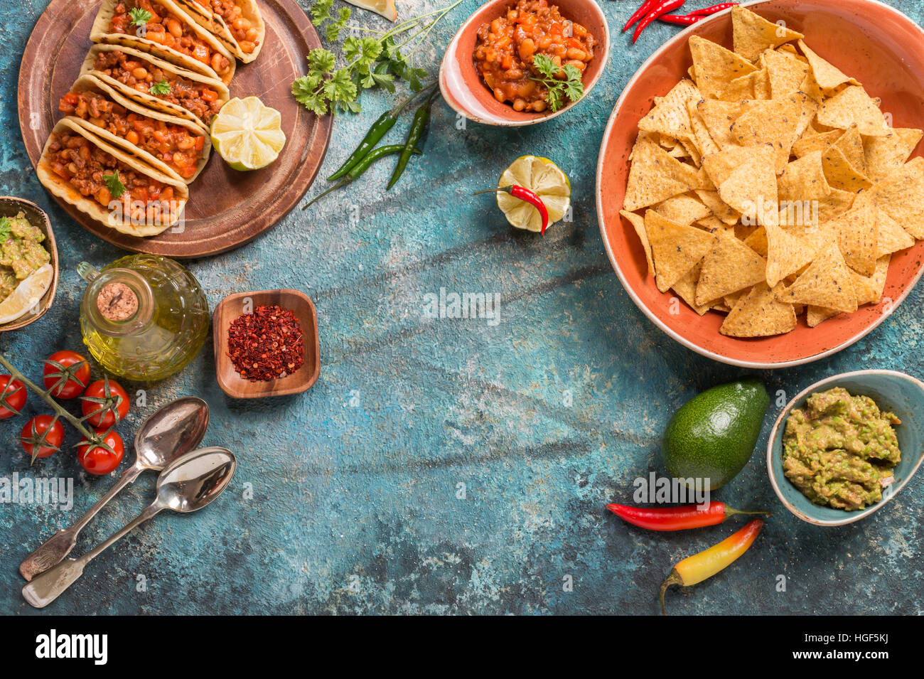 traditionelle mexikanische Küche - sauce mit Fleisch, Bohnen und Salsa Tacos und Nachos mit. Ansicht von oben Stockfoto