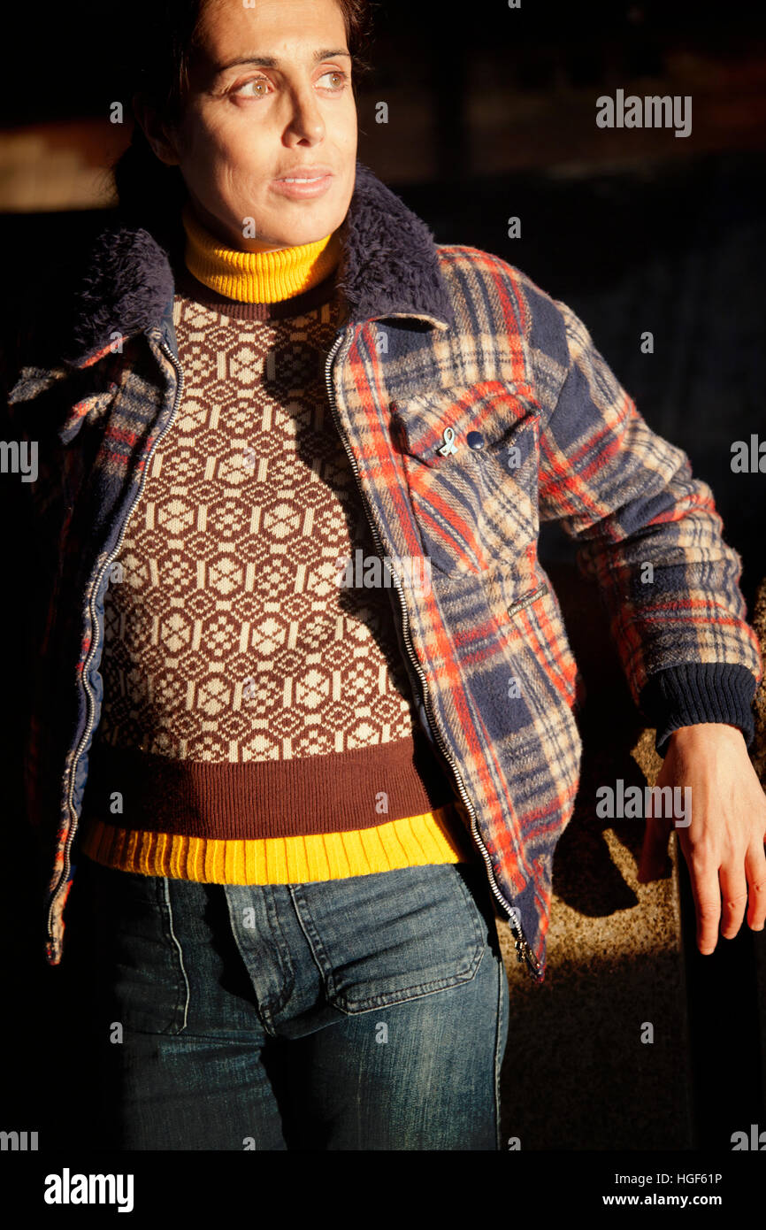 Frau in Retro-Wintermode Stockfoto