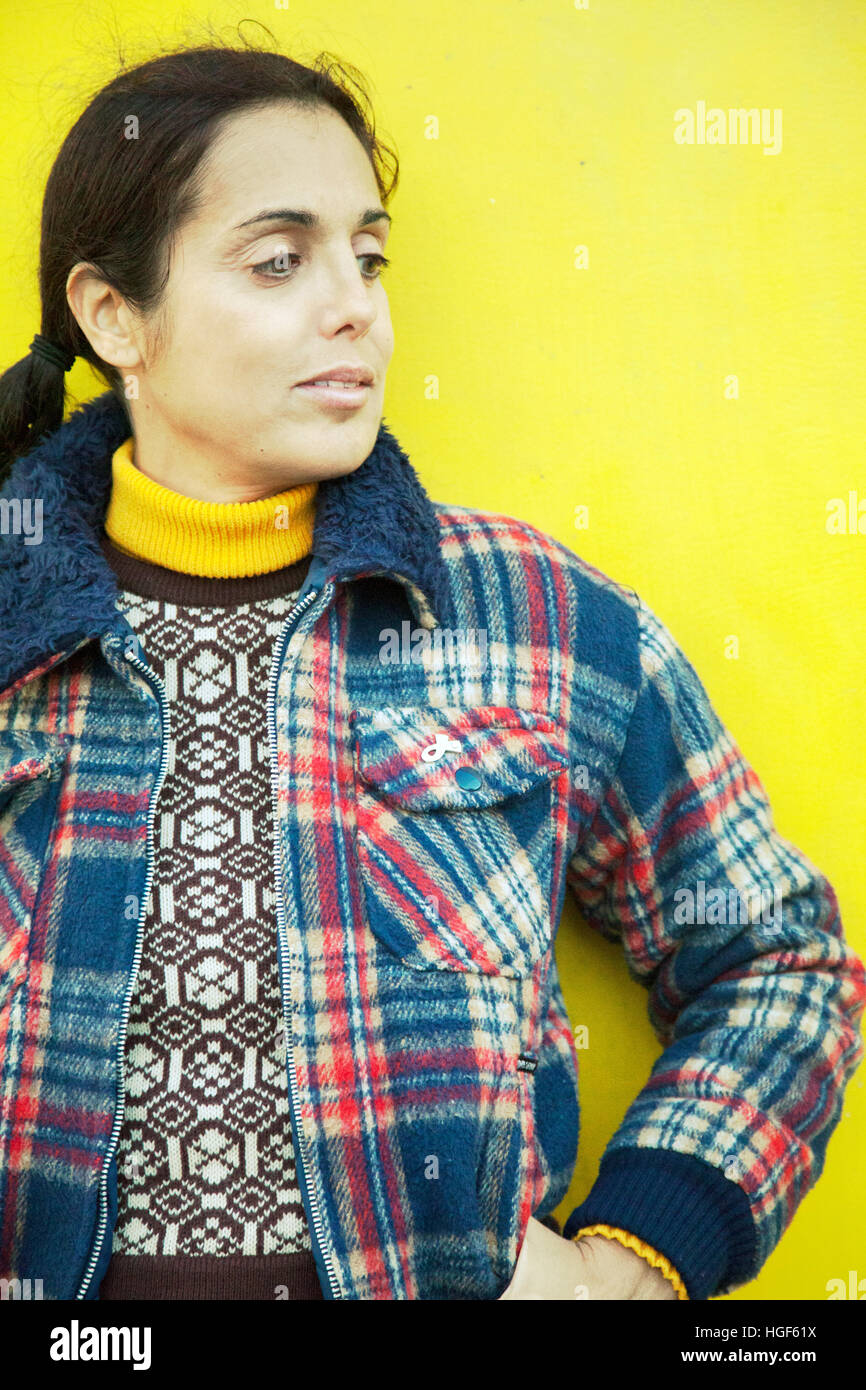 Frau in Retro-Wintermode gelbe Wand Stockfoto