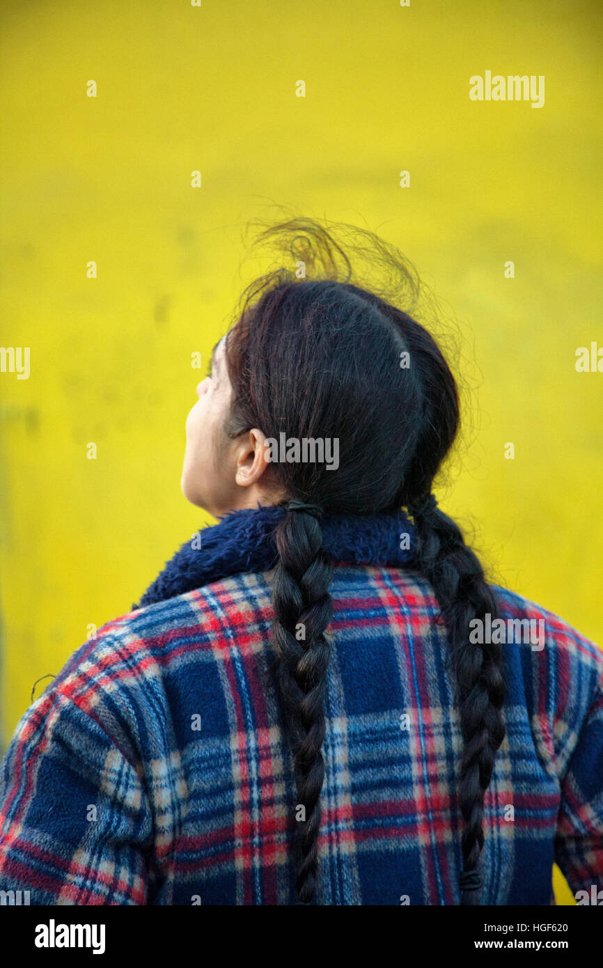 Frau in Retro-Wintermode gelbe Wand Stockfoto