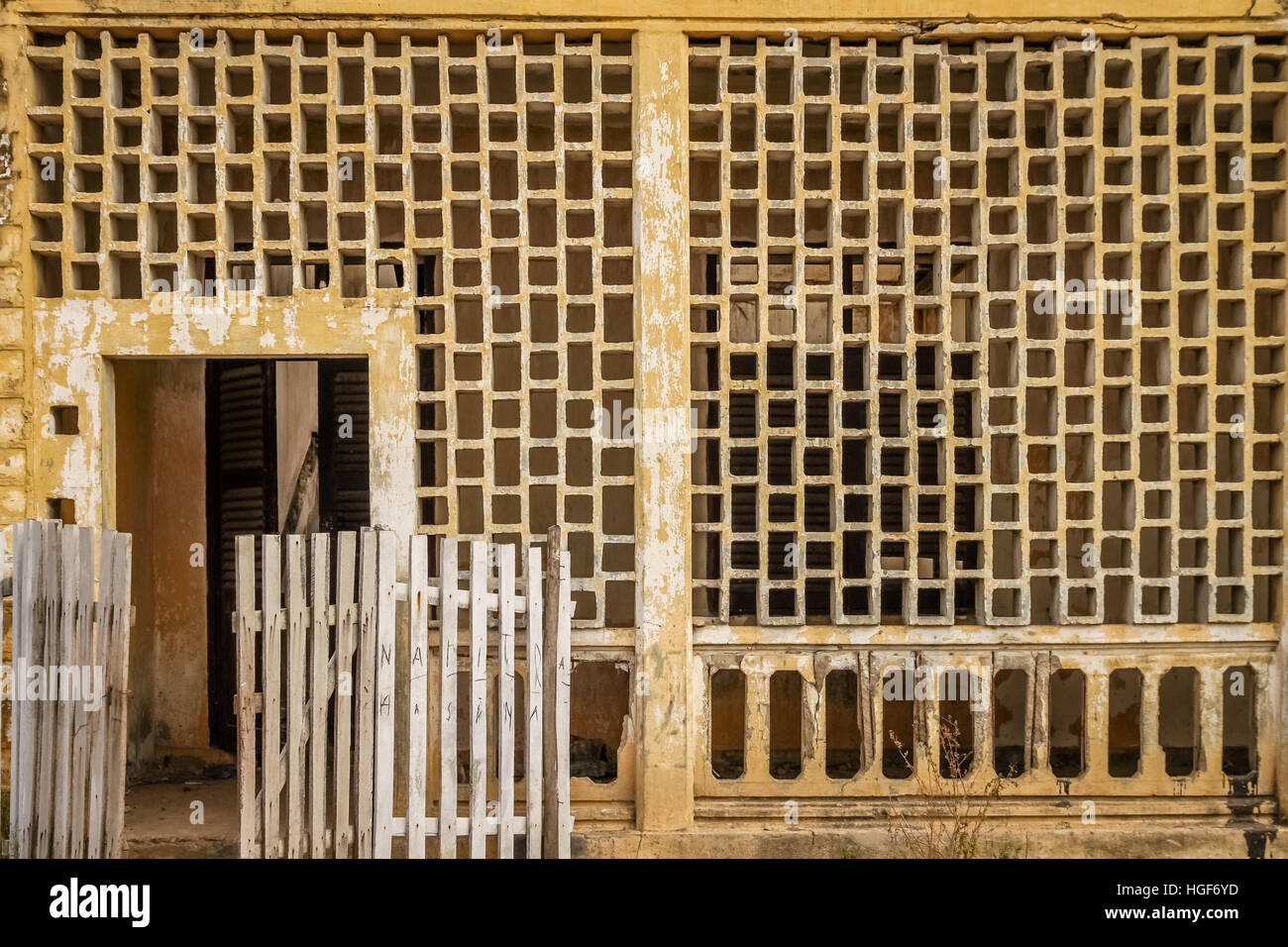 Eingang der alten zerstörten kolonialen Hause in Madagaskar Stockfoto