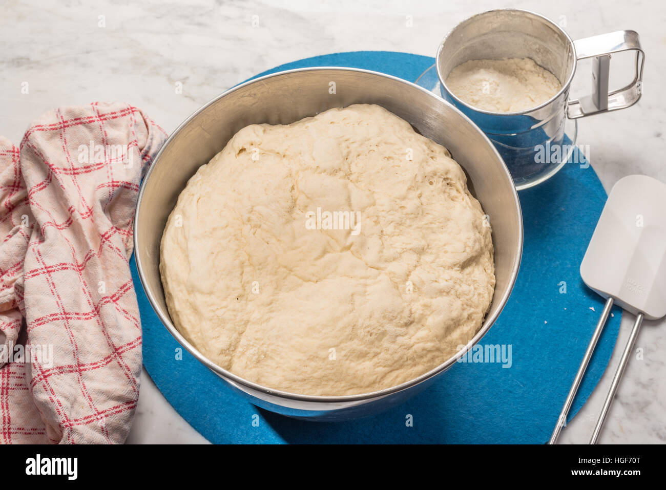 Hefe-Teig, kneten, vorbereiten, Küche, rühren, Schüssel, Teig Heber, Mehl, Hefe, Wasser, Salz. Backen, Kochen, modern, geht der Teig Stockfoto