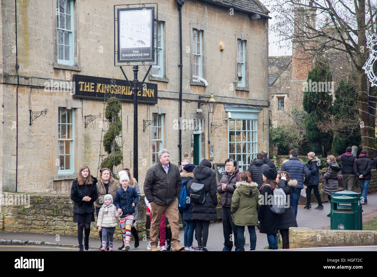 Besucher des Dorfes Bourton-on-the-Water in cotswold im Winter, Gloucestershire, England, 2017 Stockfoto