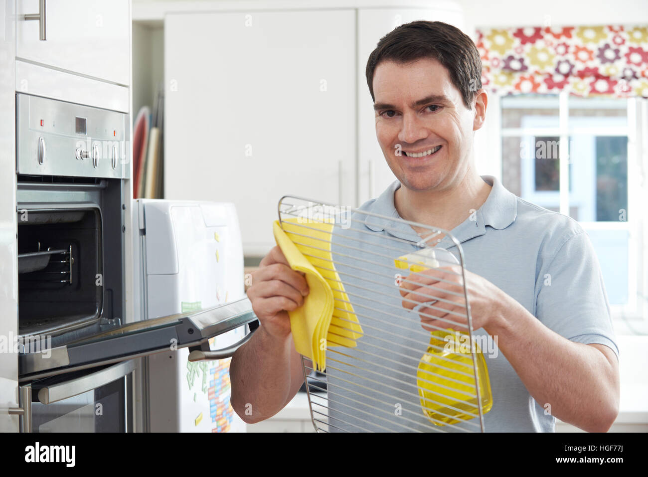 Mann Reinigung Backofen In der Küche Stockfoto
