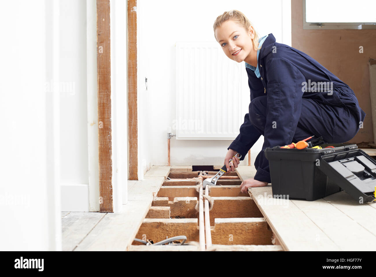 Weibliche Klempner Einbau Zentralheizung Stockfoto