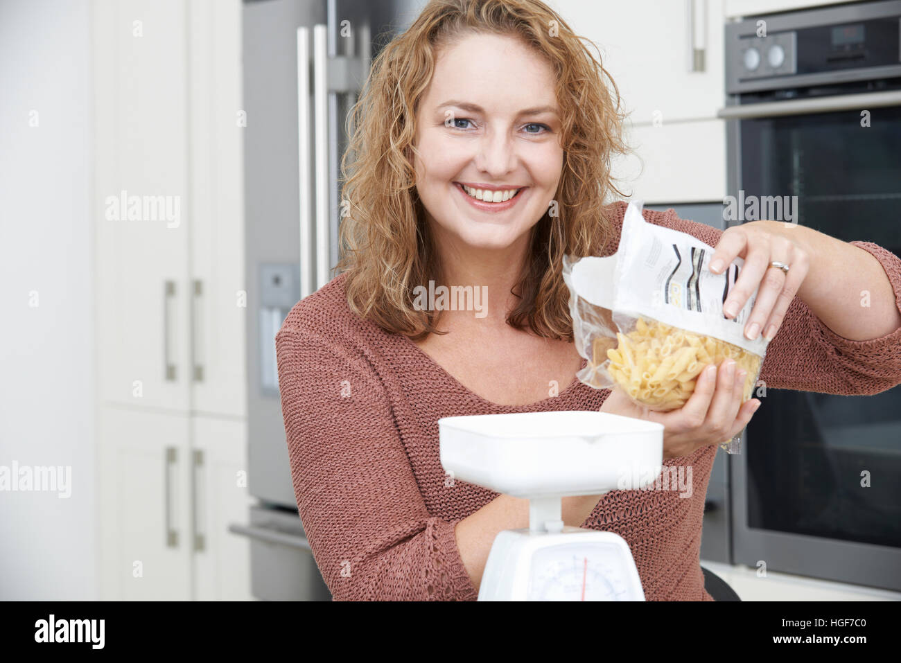 Plus Size Frau Diät wiegen Sie Pasta Essen Stockfoto