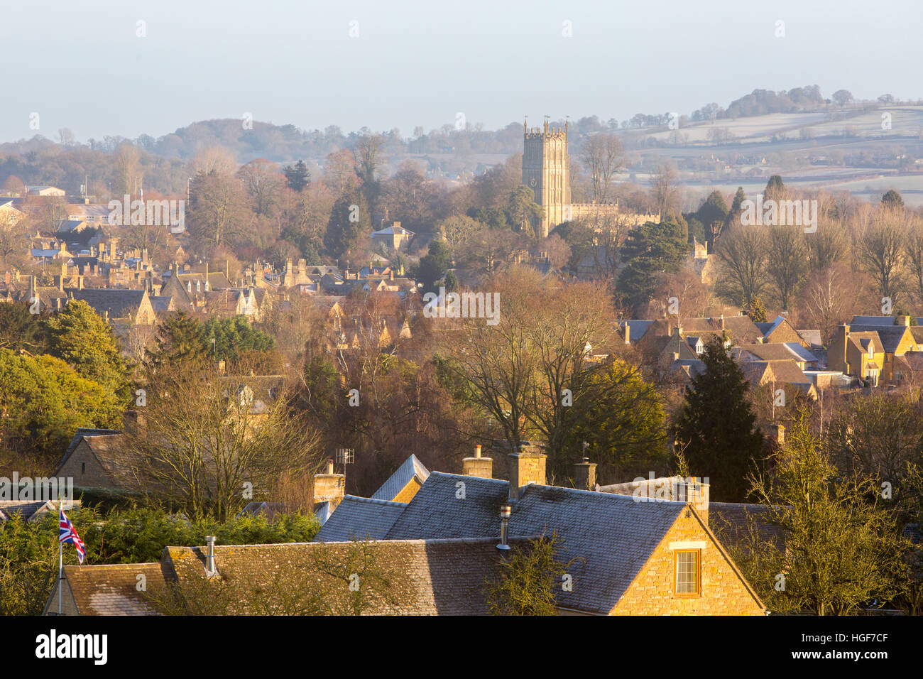 Ansicht der Marktstadt Chipping Campden und der Pfarrei Kirche St. James, Cotswolds, Gloucestershire, England Stockfoto