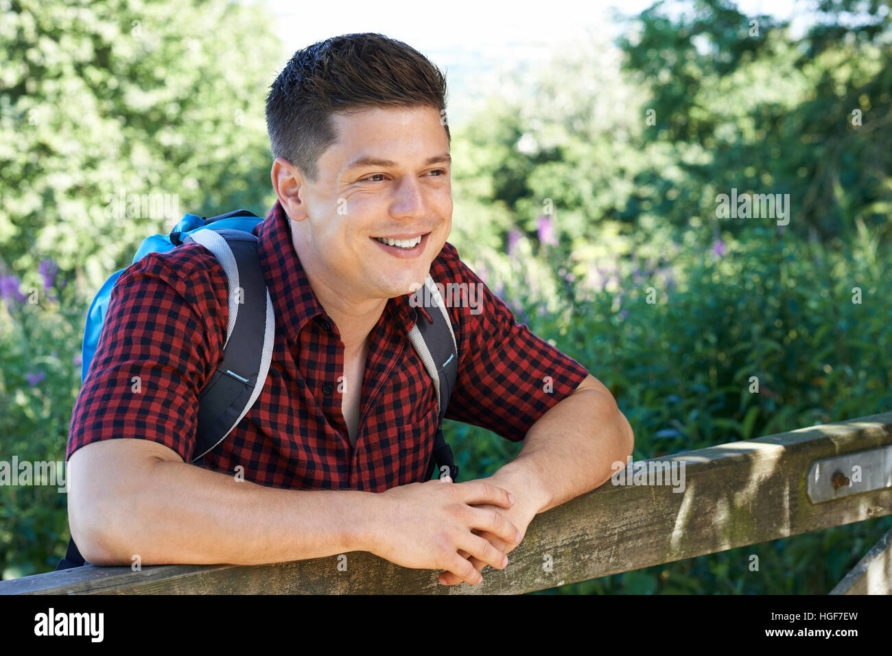 Porträt des jungen Mann Wandern In Natur Stockfoto