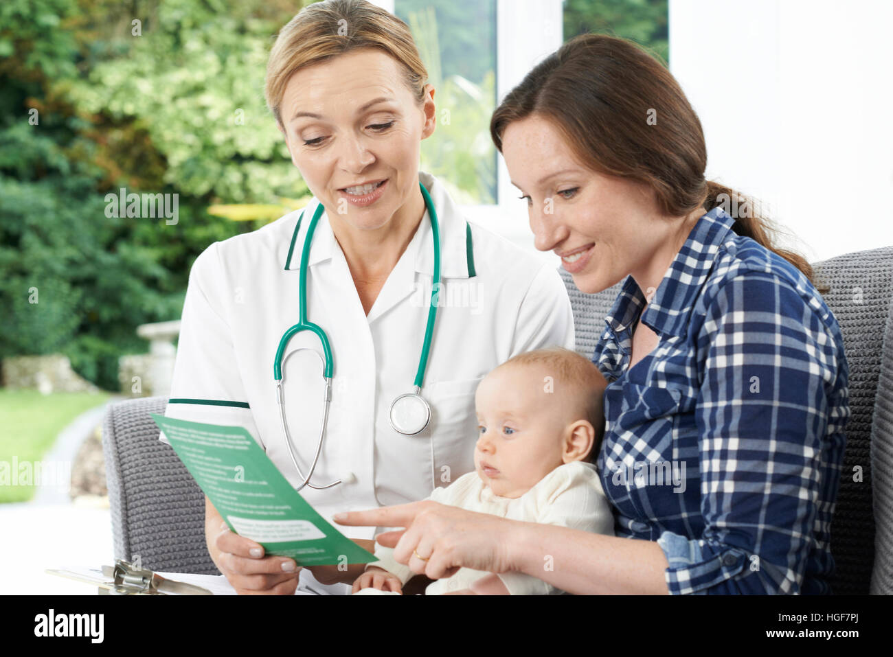 Gesundheit-Besucher geben Mutter Broschüre mit Tipps für Baby Stockfoto