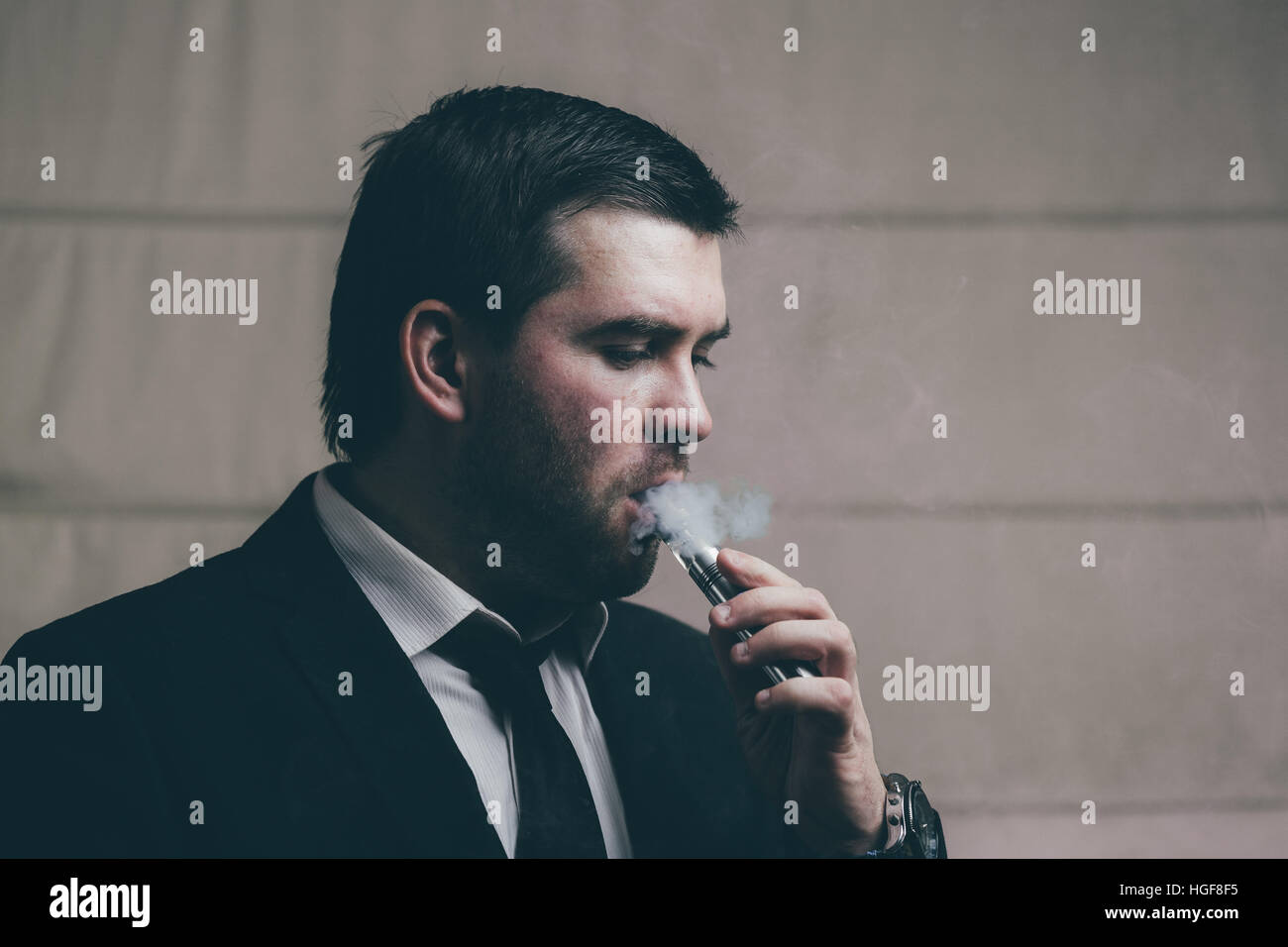 Geschäftsmann rauchen elektronische Zigarette Stockfoto