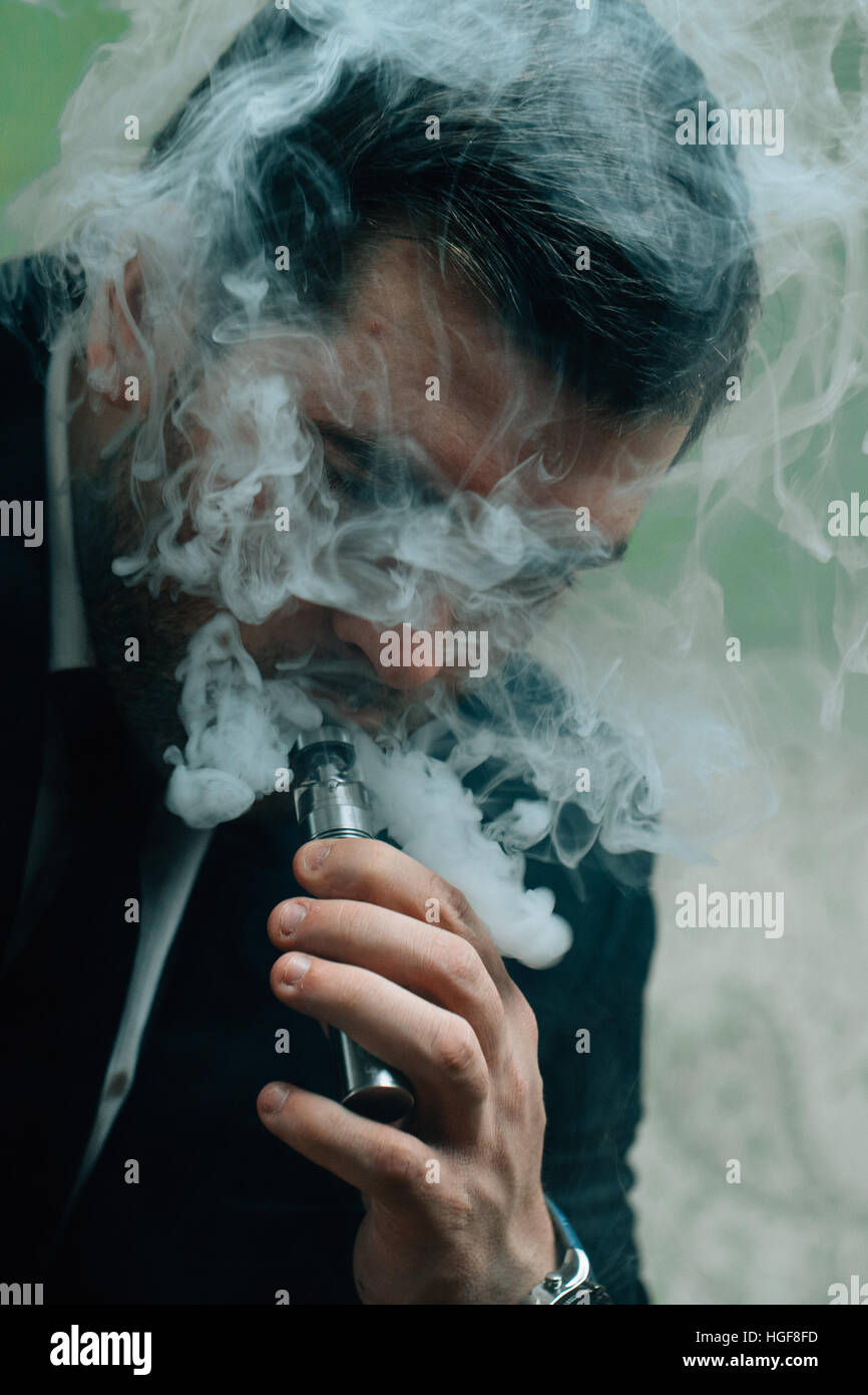 Geschäftsmann rauchen elektronische Zigarette Stockfoto