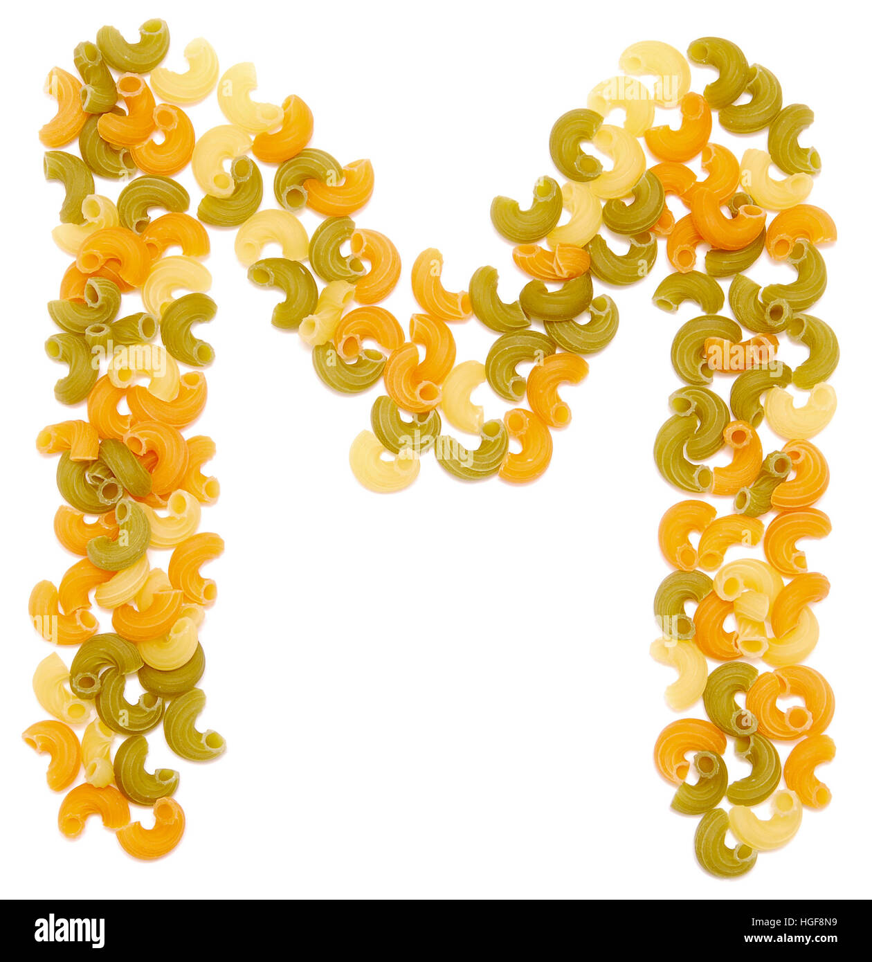 der Buchstabe M Pasta isoliert auf weiss Stockfoto
