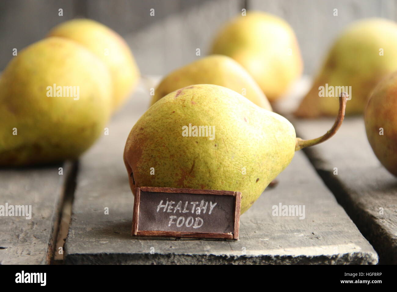 gesunde Ernährung - Tag mit einer Inschrift und Birnen Stockfoto