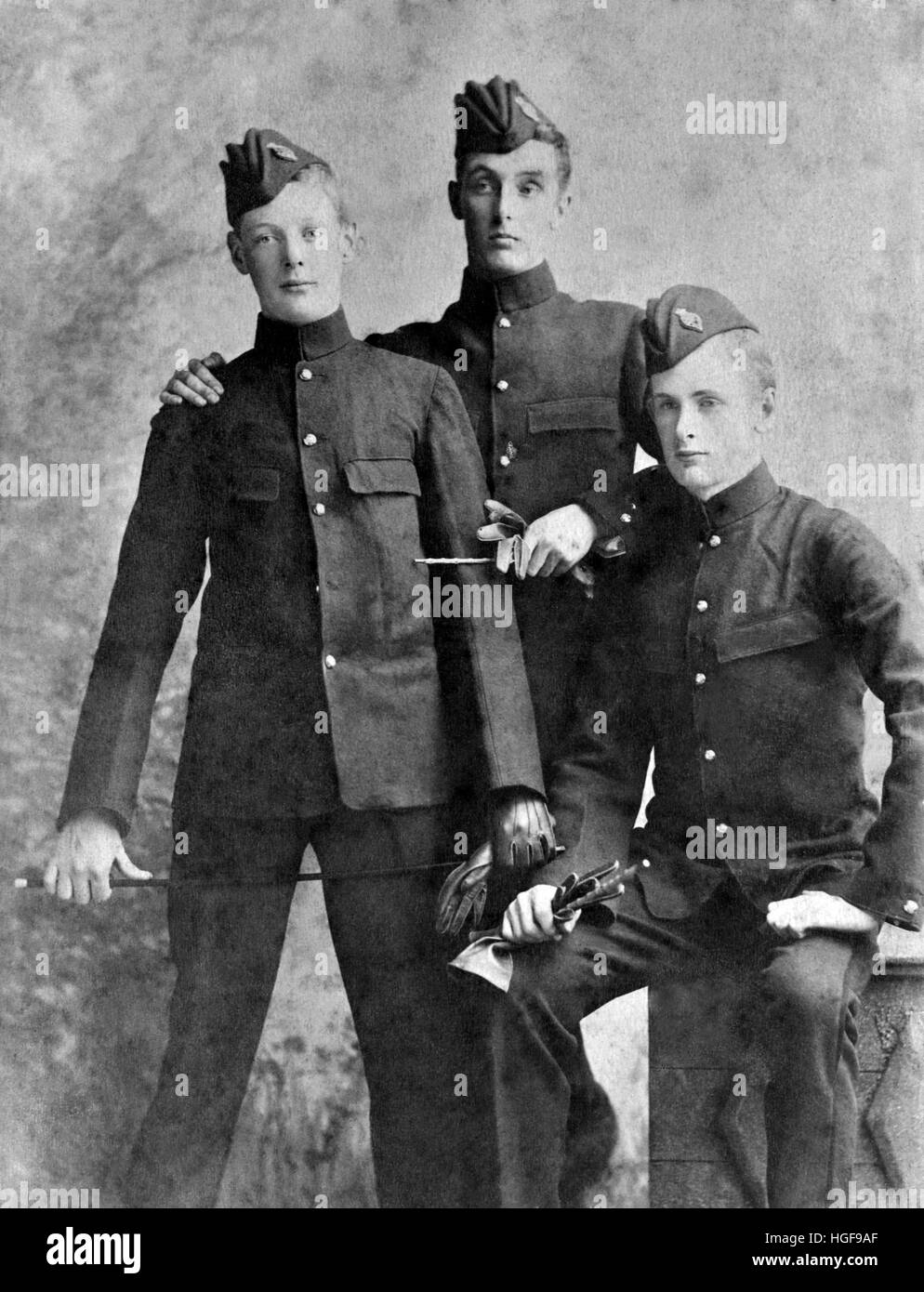 Winston Churchill im Alter von 19 mit zwei anderen Offizier-Kadetten an der Royal Military Academy Sandhurst.  3. September 1893. Stockfoto