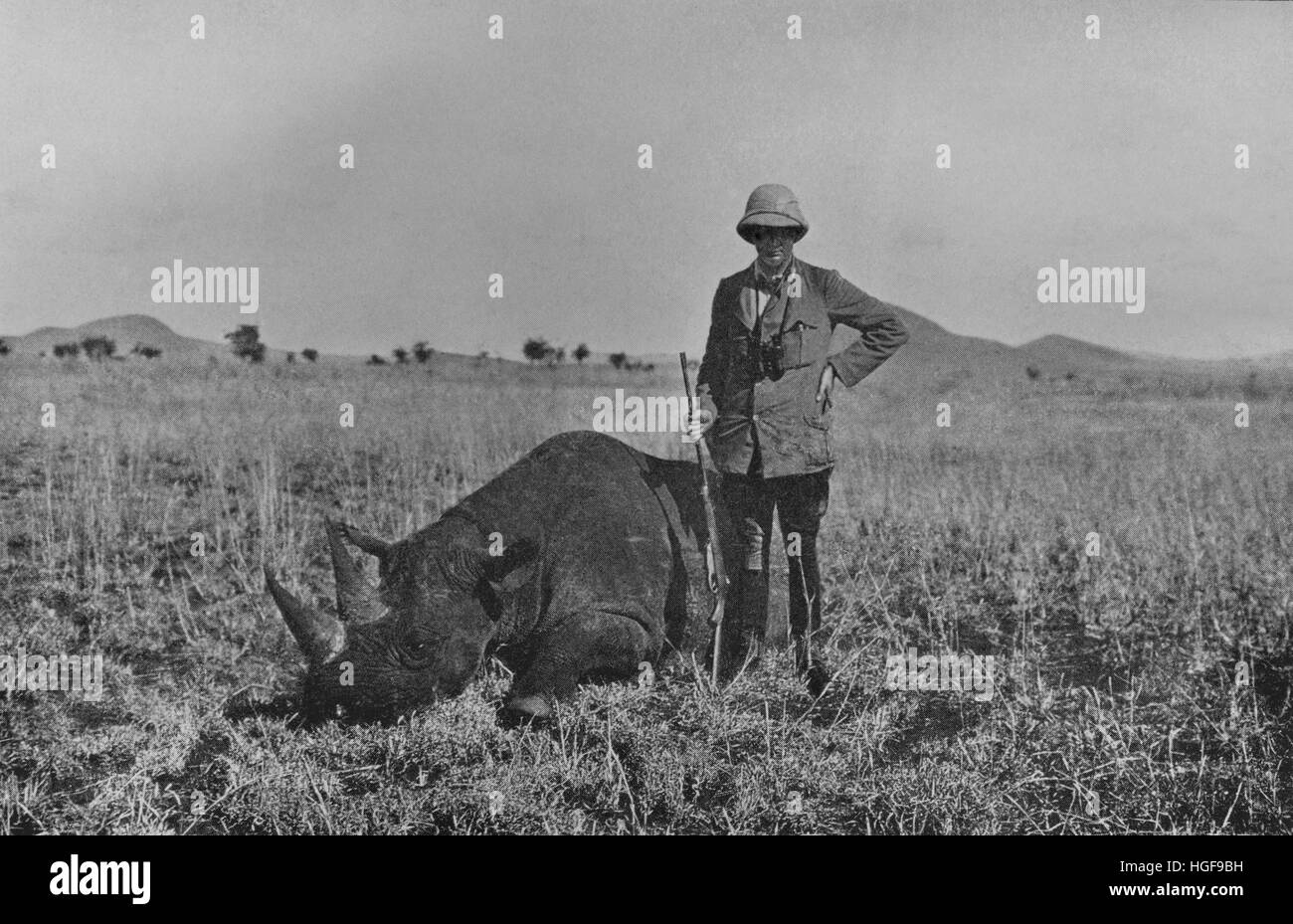 Winston Churchill mit Breitmaulnashorn Trophäe im Samba, East Africa.1908 Stockfoto
