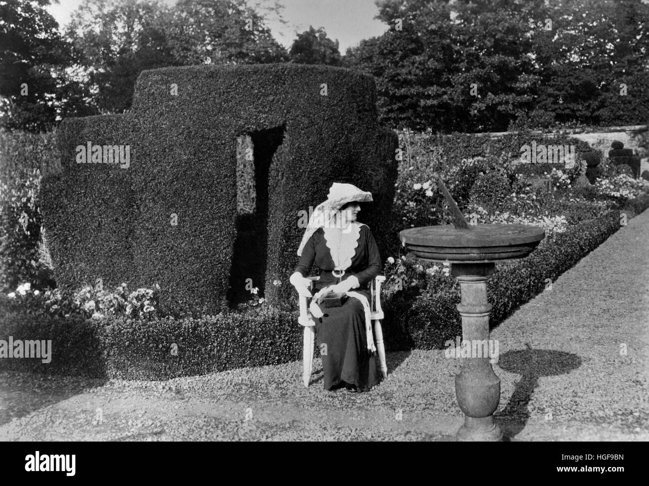 Clementine Churchill sitzen in formalen Gärten mit Formschnitt und Sonnenuhr.  Chartwell.  1912 Stockfoto