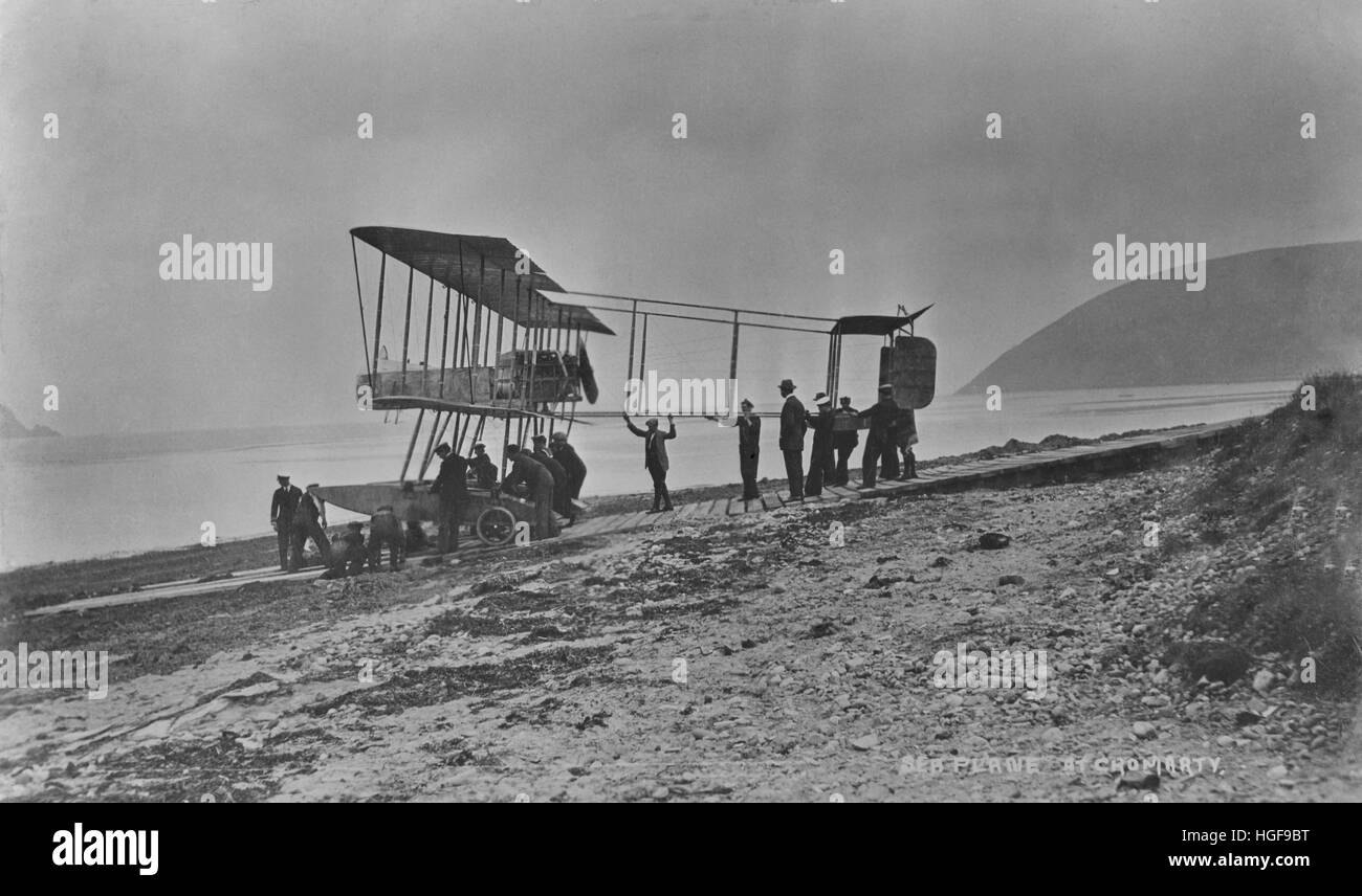 Winston Churchill nimmt Praxis Meer Flugzeug Flug im Doppeldecker Farman am Cromarty, Hochland. 1914. Stockfoto