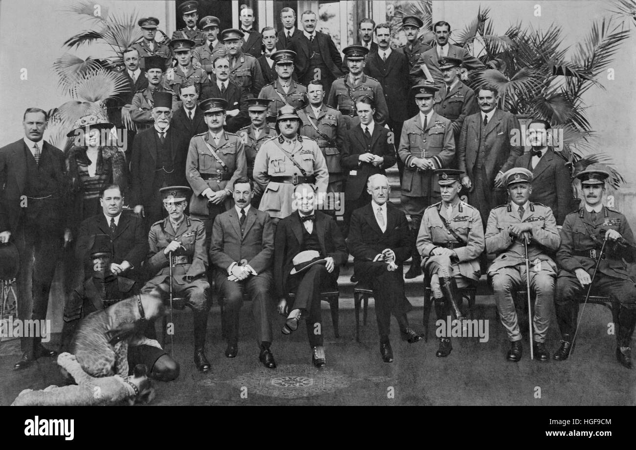 Churchill bei der Konferenz in Kairo und der Mesopotamien-Kommission. März 1921. T.E.Lawrence 2. Reihe, 4. Von rechts nach rechts von C. Sir H.Samuel. Links: Sir P.Cox Stockfoto