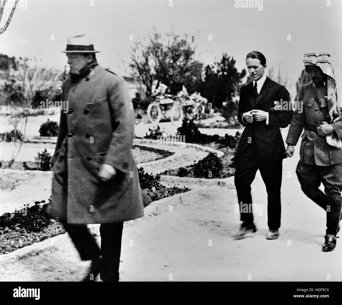 Winston Churchill. Lawrence von Arabien und Emir Abdullah von Jordanien zu Fuß in den Gärten des Regierungshauses, Jerusalem. März 1921. Stockfoto