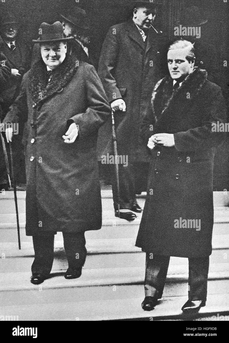 Winston Churchill mit seinem Sohn Randolph zur Zeit von Anthony Eden Rücktritt aus dem Kabinett. Februar 1938 Stockfoto