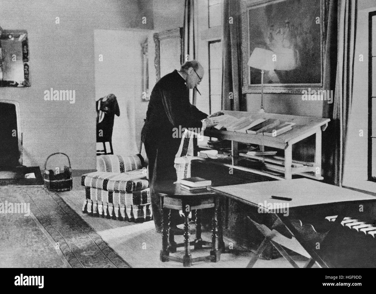 Winston Churchill bei der Arbeit in seinem Studium in Chartwell. Februar 1939 Stockfoto