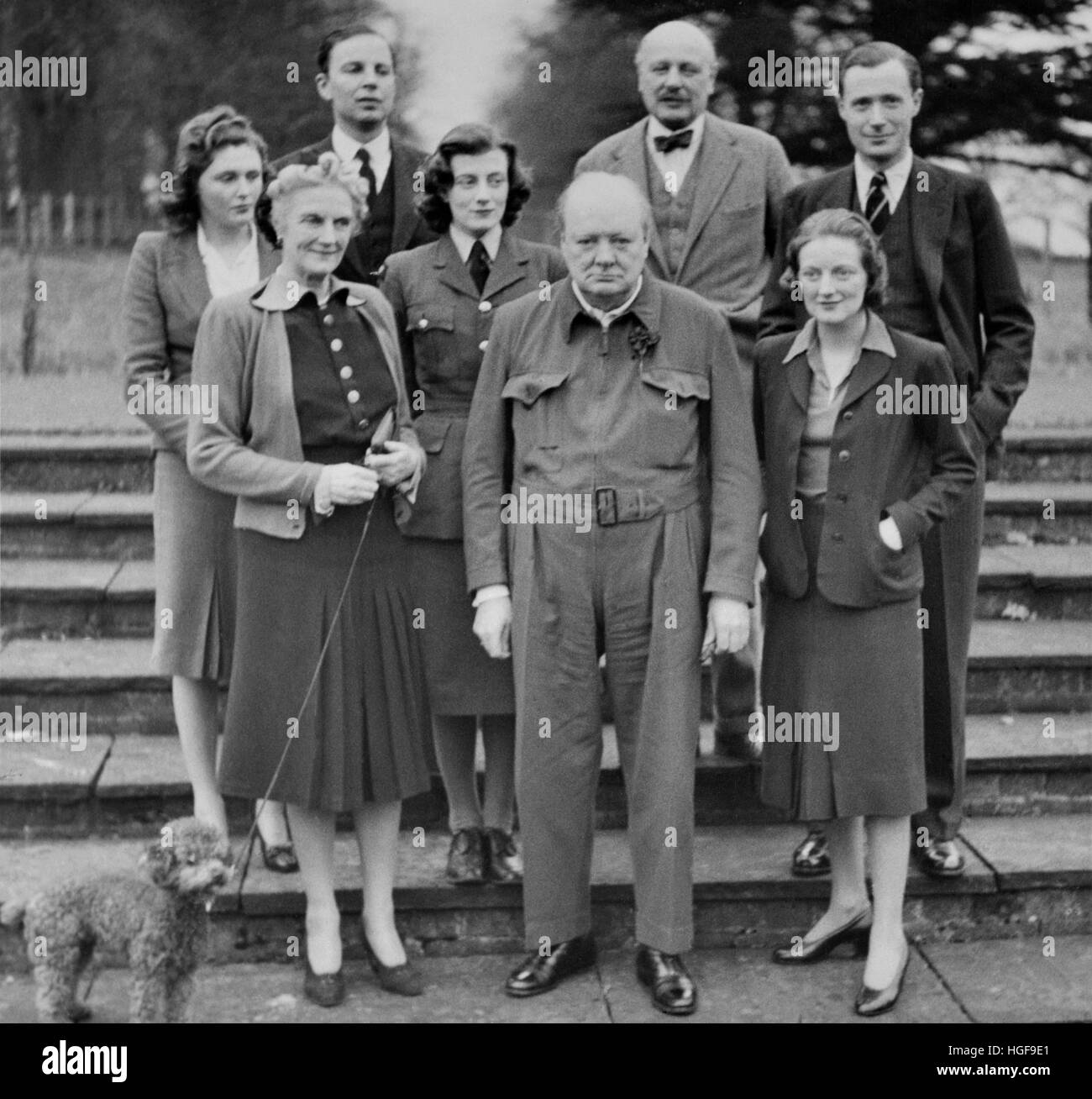 Churchill Familiengruppe in Chartwell 1945. Vorderseite: (L-R) Pamela, Clementine, Sarah, W.C., Diana. Zurück: Peregrine (Sohn von Jack) Jack C., Duncan Sandys. Stockfoto