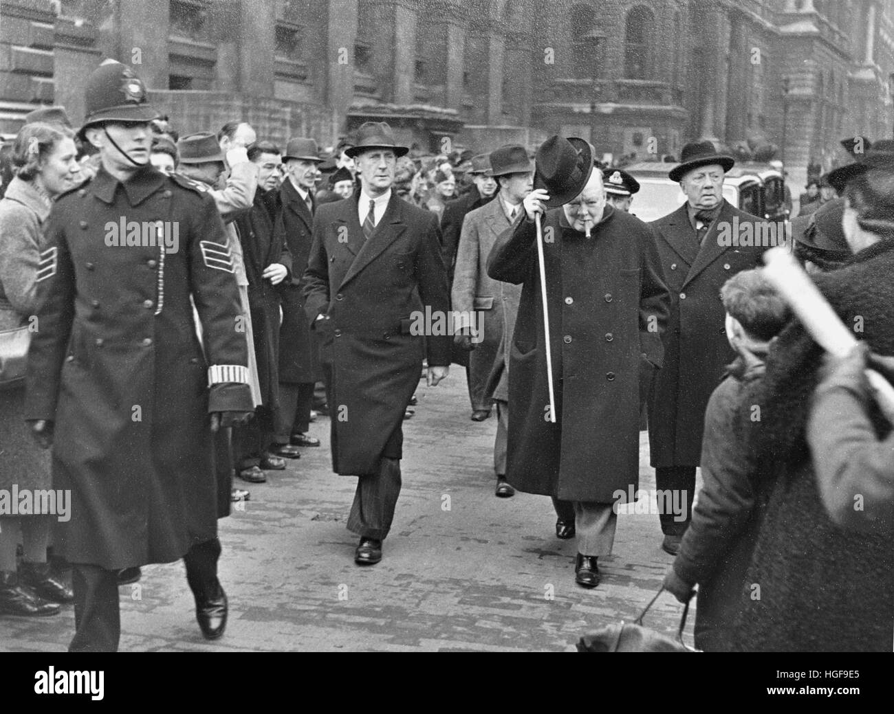 Churchill in der Londoner City 1941.  Inspektor Thompson auf seiner rechten Seite Stockfoto