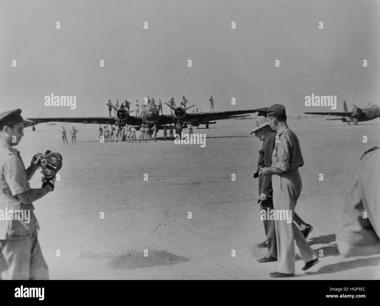 Churchill kommt in Nordafrika. Im Hintergrund ein RAF DC3 Dakota-Flugzeug Stockfoto