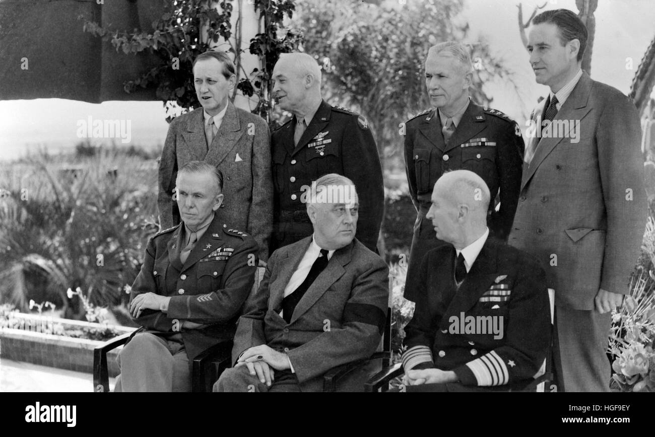 Kriegsführer in Casablanca, Marshall und König auf beiden Seiten von Roosevelt. Hinter[ L-R] stehen Hopkins, Arnold, Somervell und Harriman. Januar 1943 Stockfoto