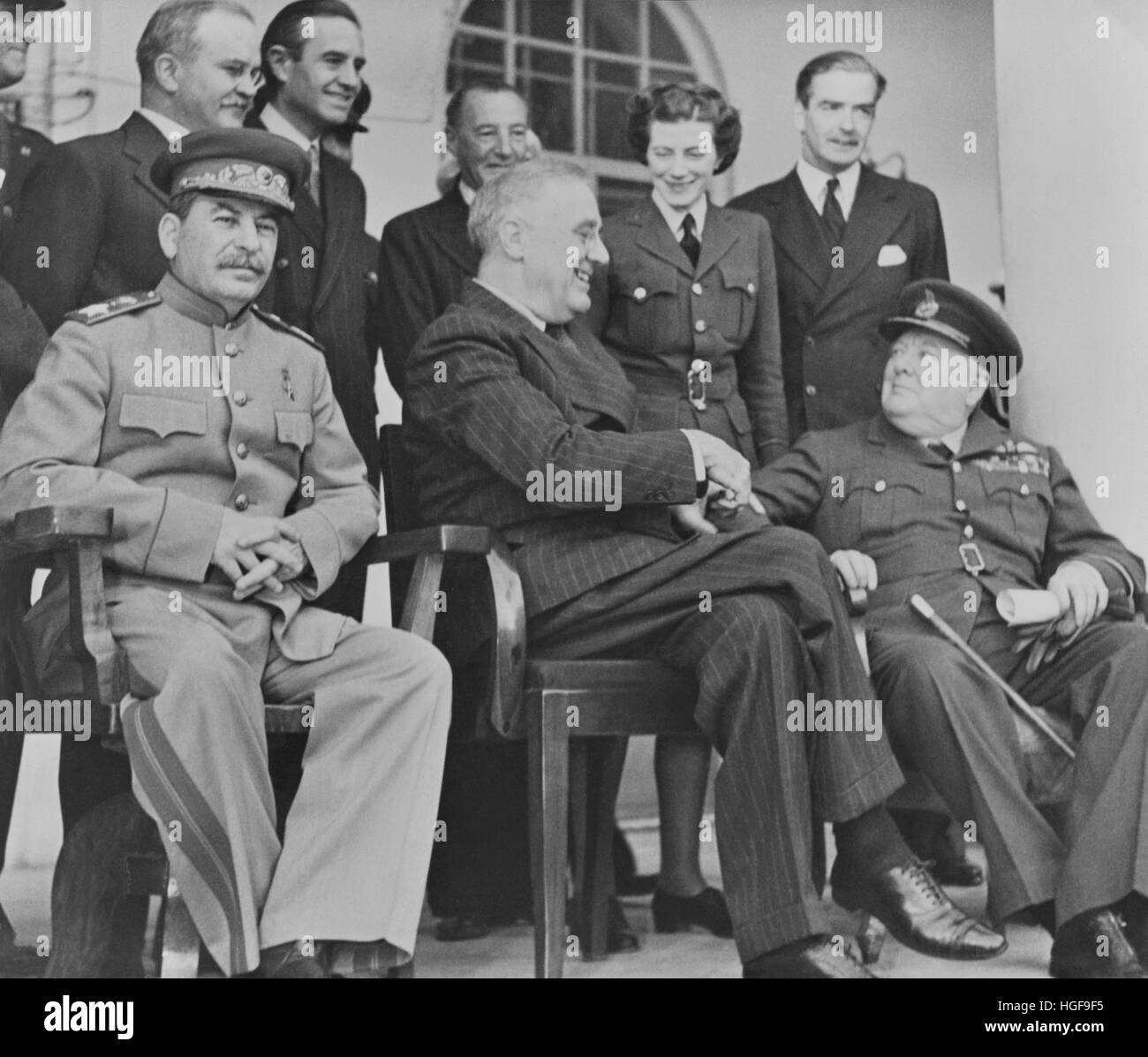 Stalin, Roosevelt und Churchill auf der Teheran-Konferenz. Dahinter: Churchills Tochter Sarah - Averill Harriman und Anthony Eden. November 1943 Stockfoto