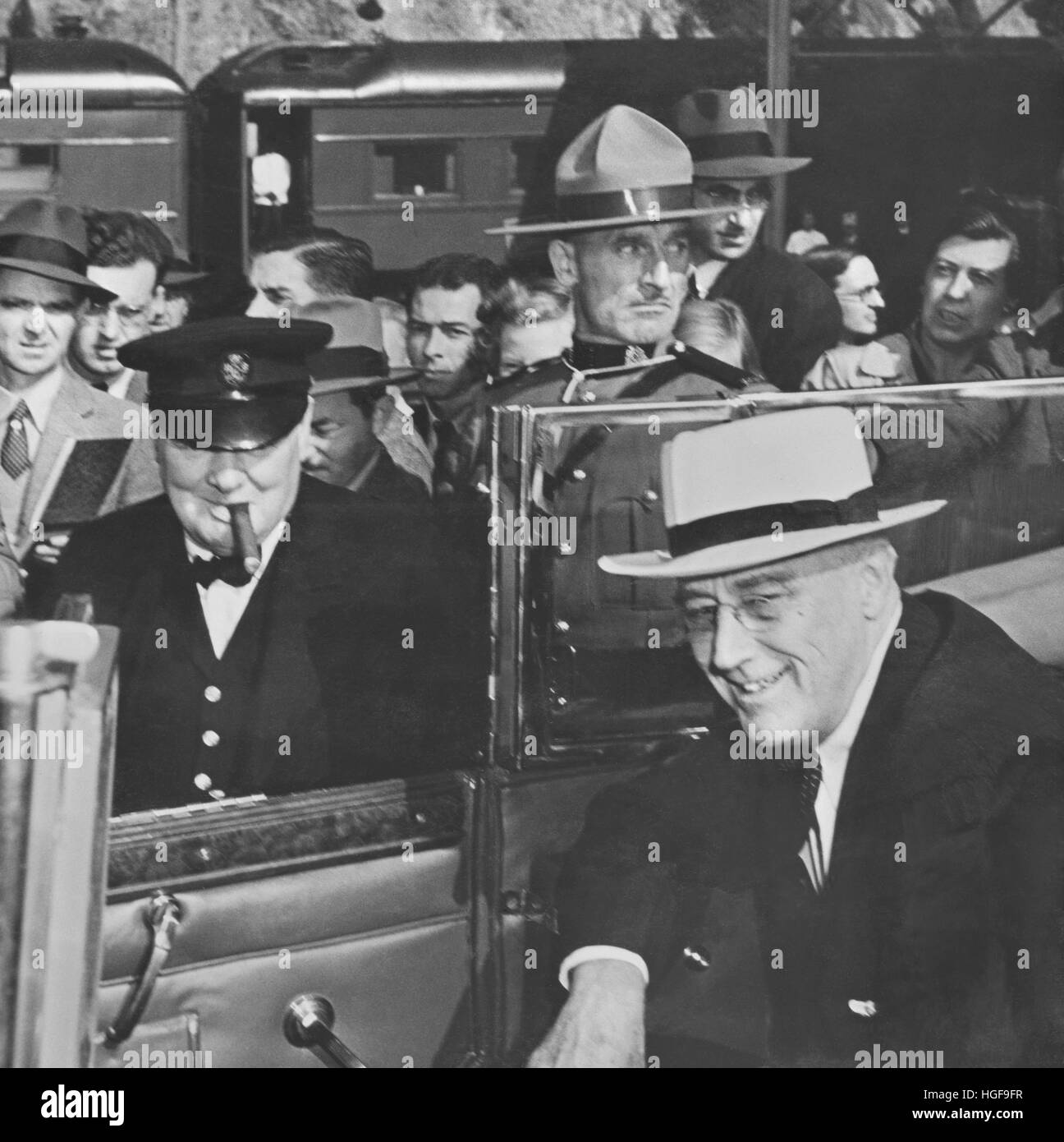Winston Churchill trifft Franklin D Roosevelt Wolfes Cove Bahnhof bei der Ankunft für die Quebec Konferenz. Kanada. September 1944 Stockfoto