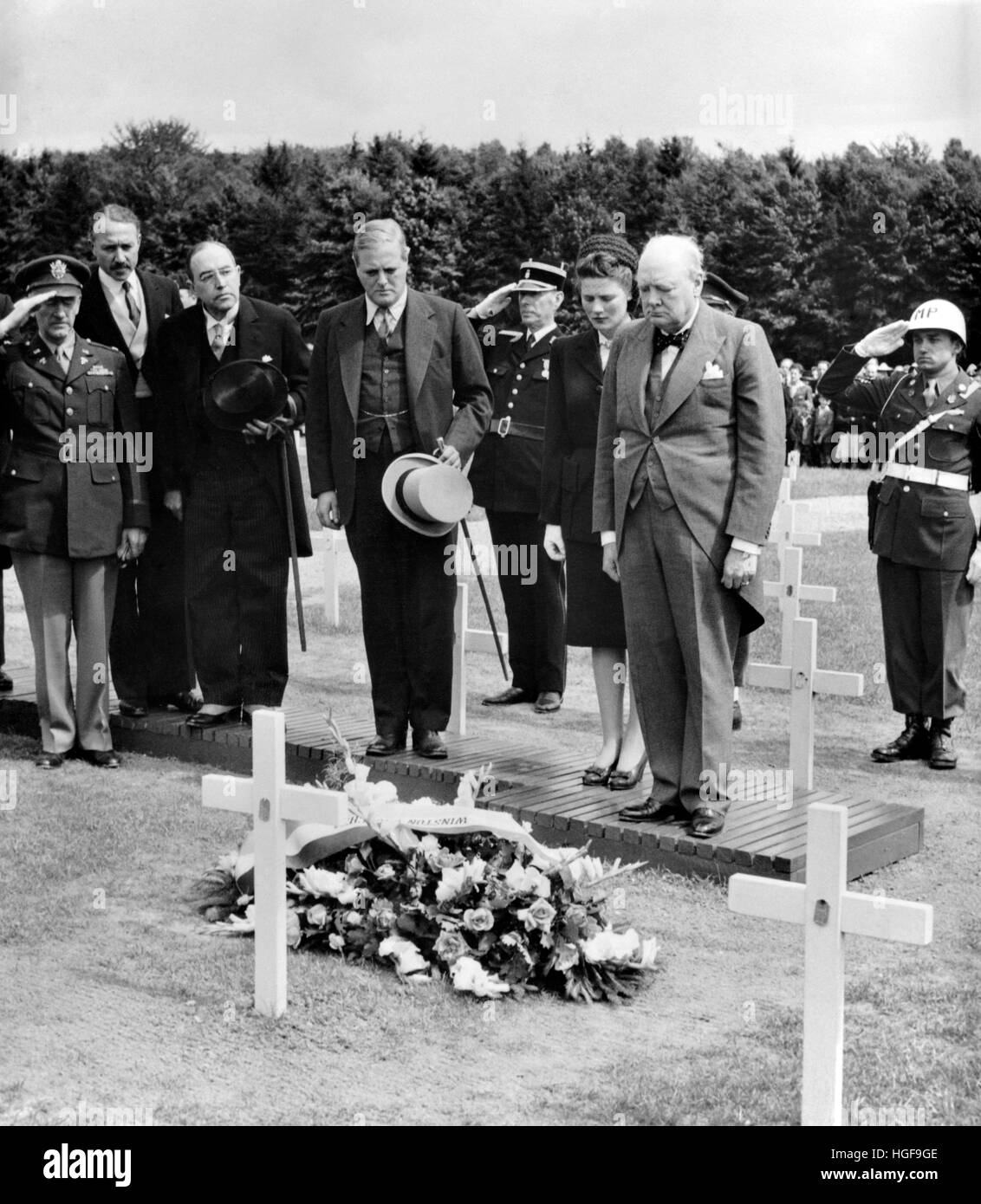 Winston Churchill mit Sohn Randolph und Tochter Mary, die Blumen am Grab von General Patton auf einem Militärfriedhof in Hamm, Luxemburg, legt.1946 Stockfoto