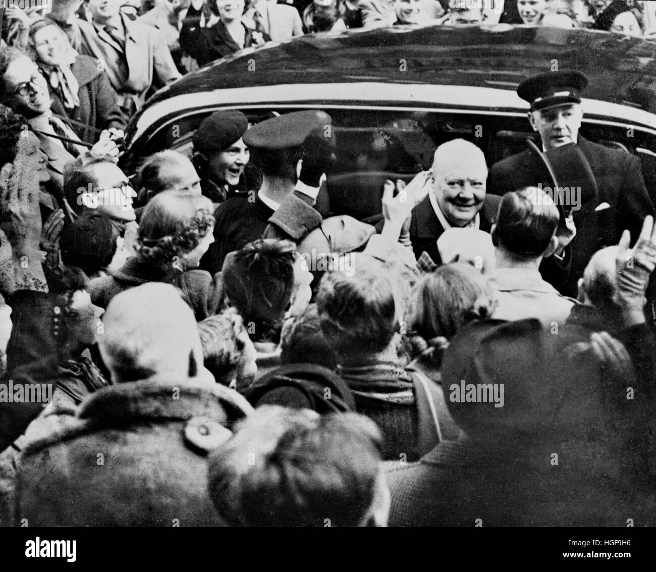 Winston Churchill ist auf dem Weg, seine Stimme abzugeben Die Parlamentswahl im Oktober 1951 Stockfoto